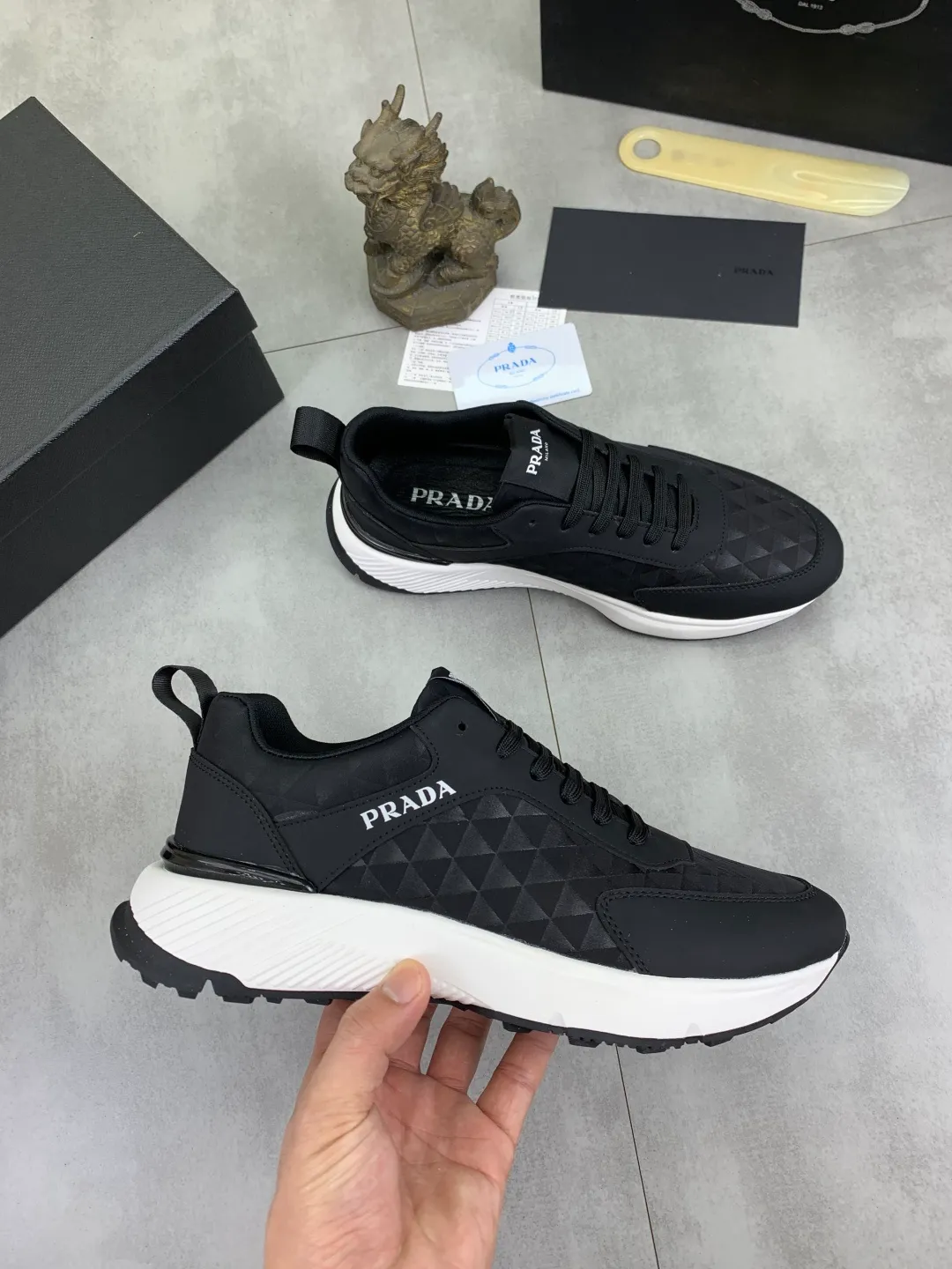 Men's shoes 💰P460💰 [New style] The official website classic popular model is on the market, and it will never go out of style for a century. 🆘 The trendy brand (Prada) mainly promotes popular models, avant-garde and versatile fashionable men's shoes private version molding, cowhide surface splicing 1:1 oil edge treatment... fashionable and simple, original imported cowhide and lining cowhide feet; the atmosphere and personality are more fashionable, eye-catching and pursuing class. It will subvert the old idea and be a must-have for fashion trendsetters with you! Must keep it for yourself! High-end comfort, high-end quality workmanship. Code number: 38-44 (45 customized) 2️⃣ colors available. full package